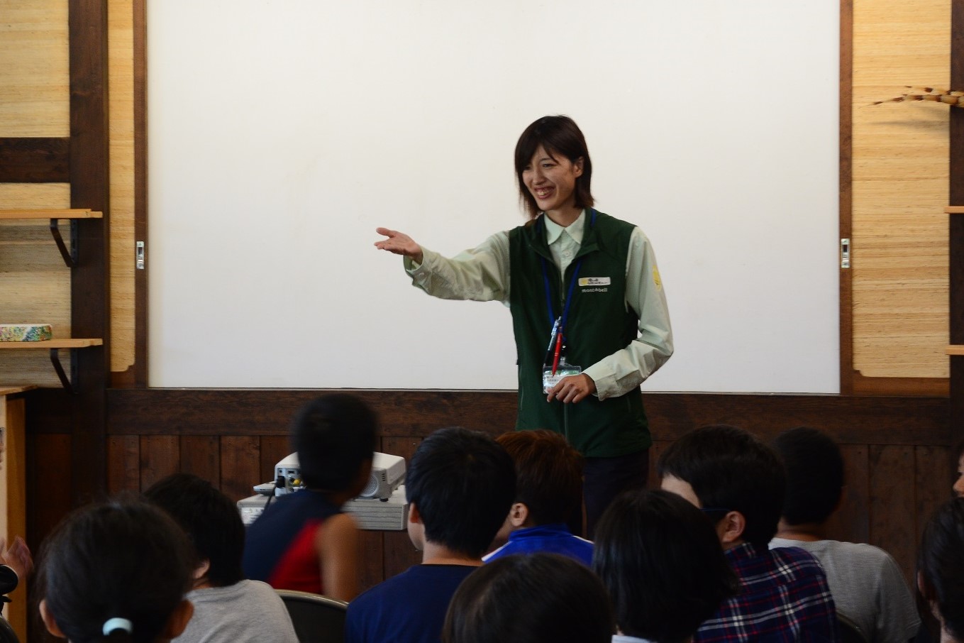 職員が団体の小学生と話をしている様子