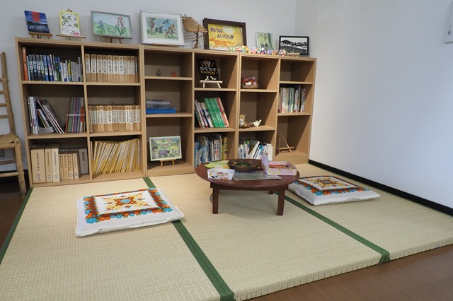 畳とちゃぶ台と本棚