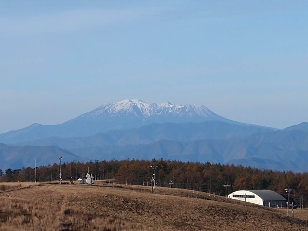 山の峰が白い御嶽山