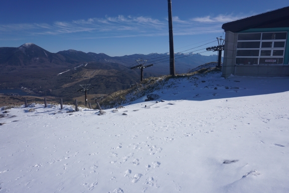 車山の北側の登山道の階段を上がったところ、白い雪で覆われている