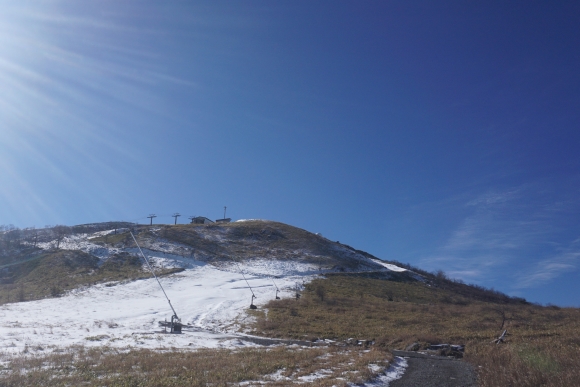 車山の北側の登山道を下から見上げる、斜面は雪で白くなっていて空は青い