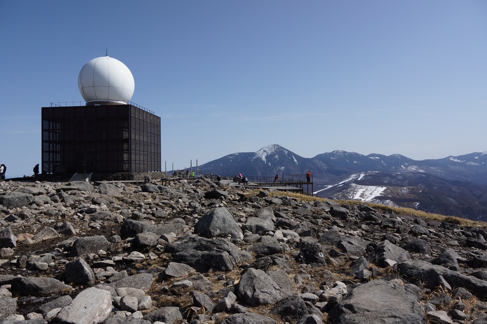 岩がごつごつした地面と白い球が乗っている建物