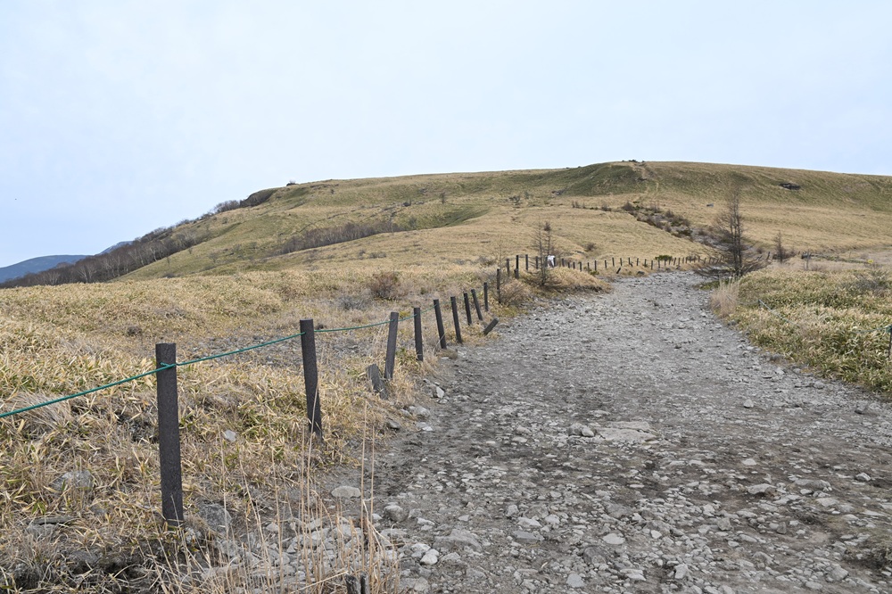 登山道となだらかな山