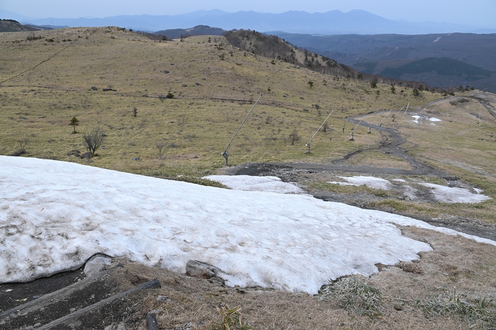 雪がある登山道