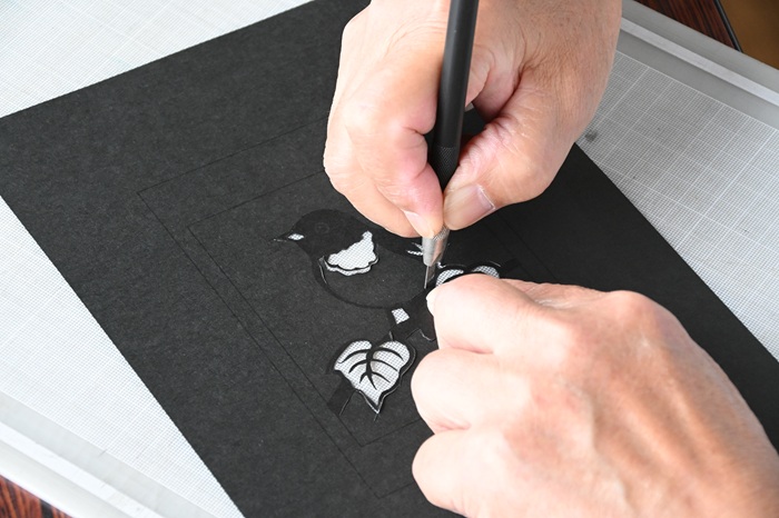 切り絵を作る様子