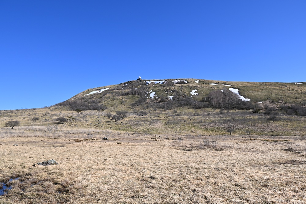 青空となだらかな山