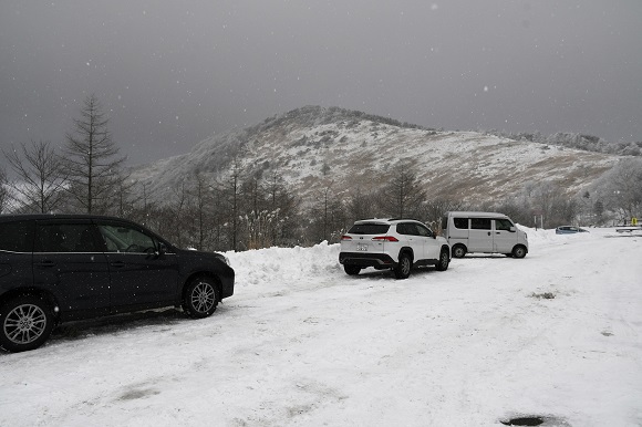 駐車場。雪が降っている