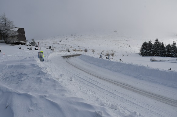 路面は白く、周りも一面の雪