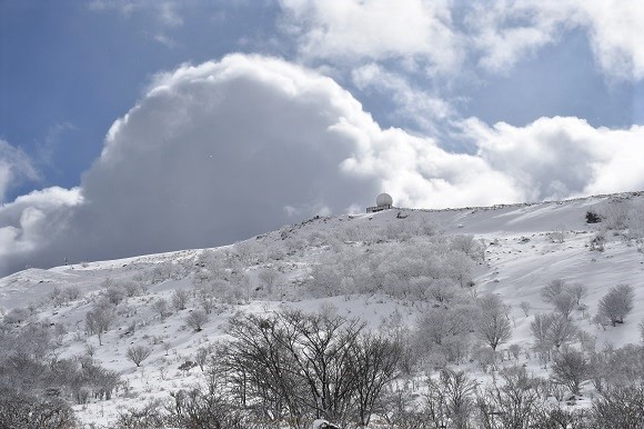 車山山頂と丸い形の大きな雲
