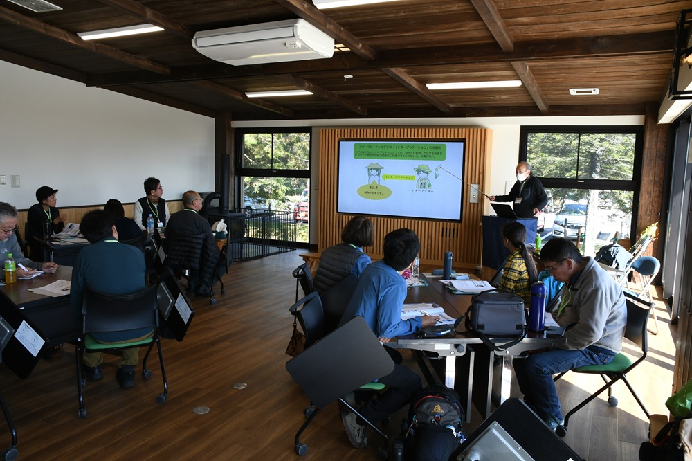 屋内で説明を受ける参加者