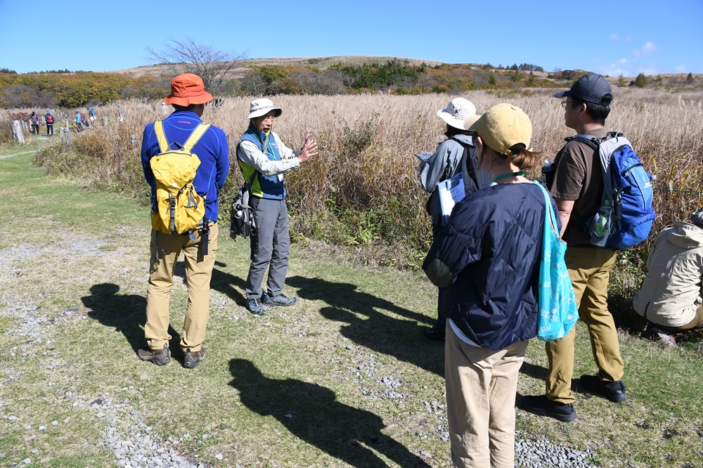 外で説明を受ける参加者