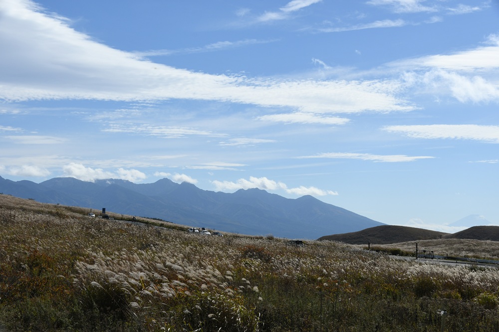ススキ草原と遠くの山々