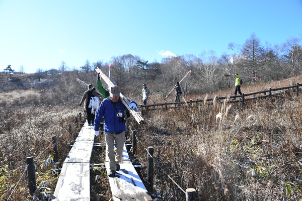 竹竿を担いで歩いている様子