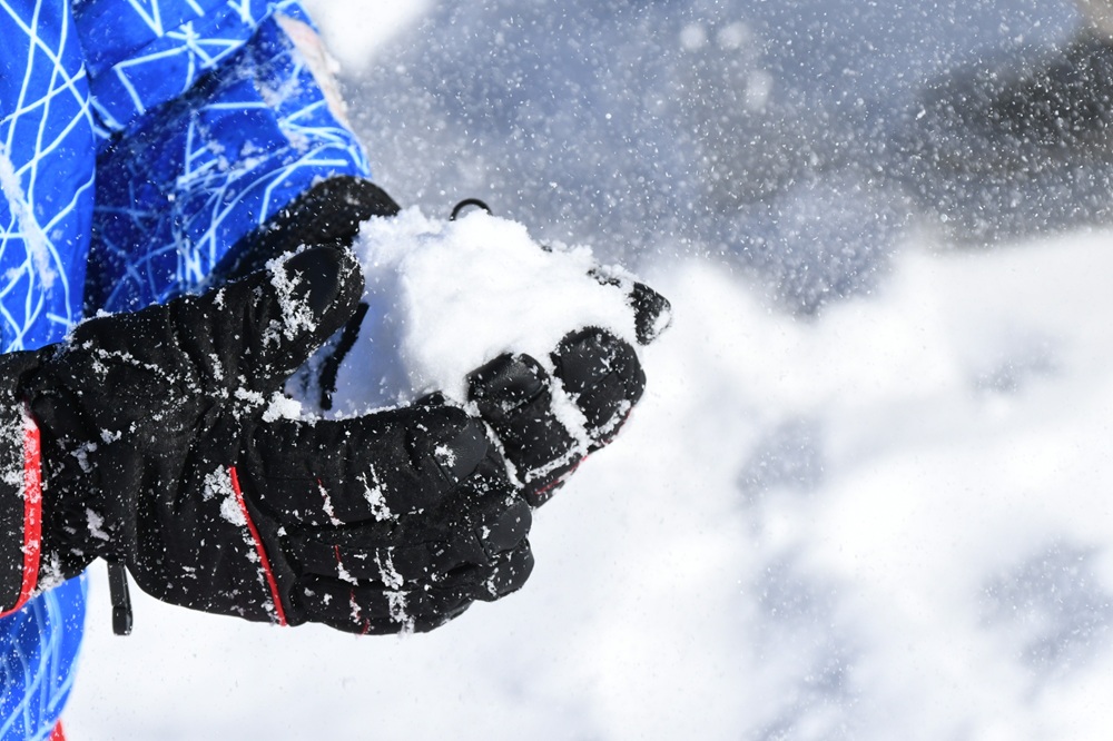 手で雪をもっている様子
