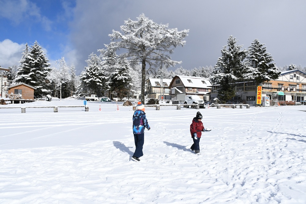 雪で遊ぶ子供たち