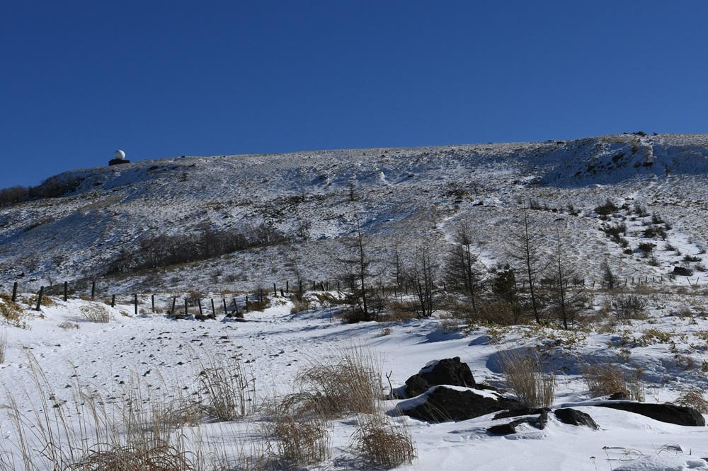 雪で覆われた地面と車山