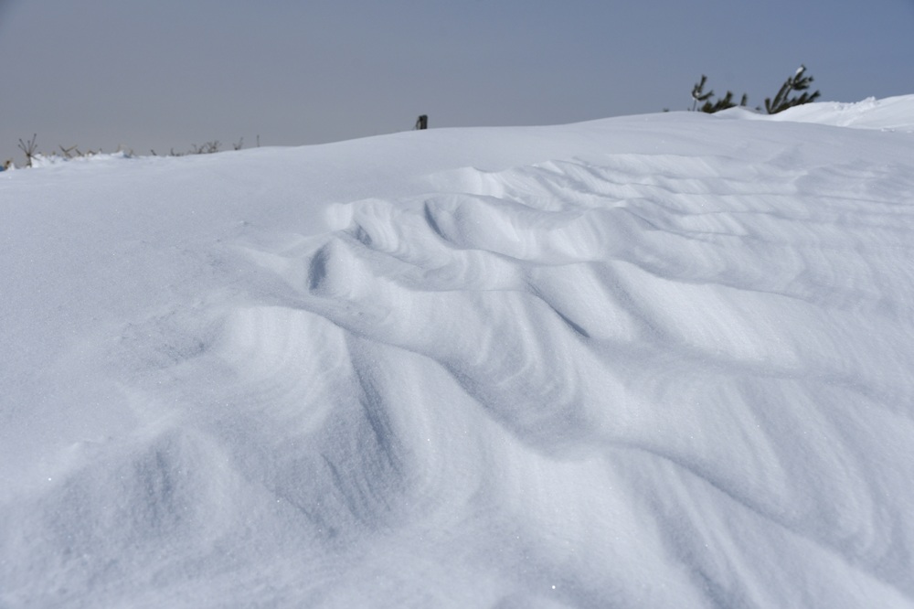 雪が波打っているような様子
