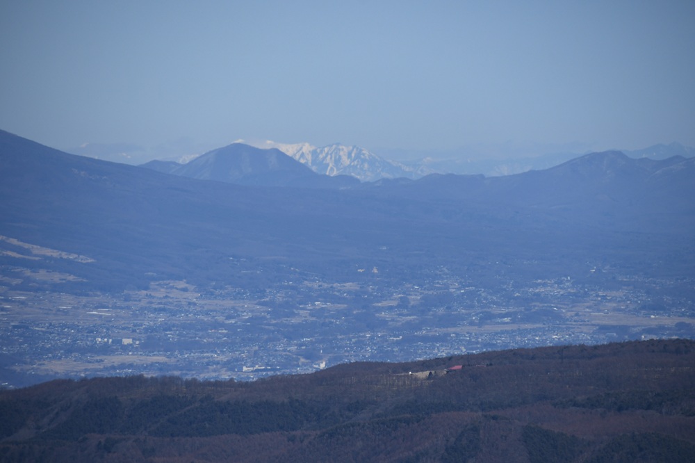 遠くの街と山々