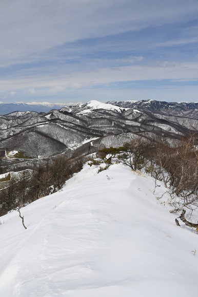 雪で覆われた尾根と山並み