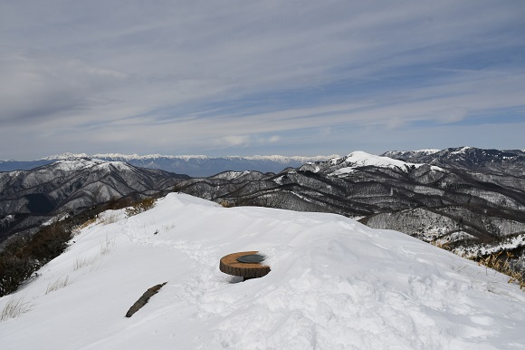 雪に埋まった山頂