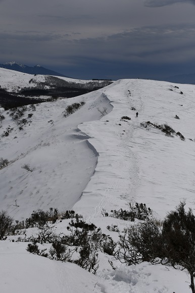 登山道からせり出した雪