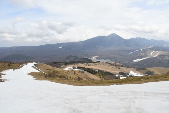 スキー場の雪と遠くの山々