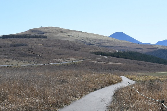 なだらかな山並みと道路