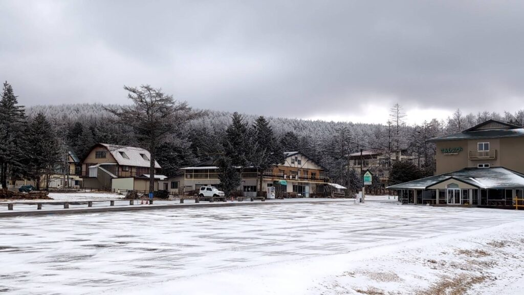 駐車場一面が白い