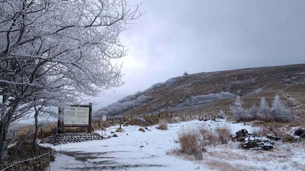 車山山頂方面の様子。地面が白い。