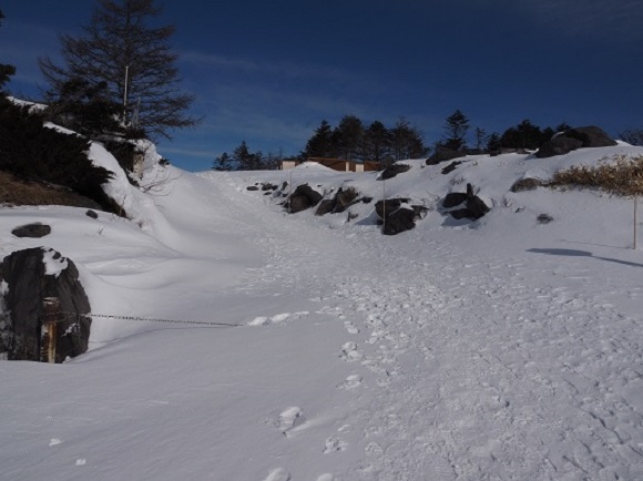雪に埋まる遊歩道