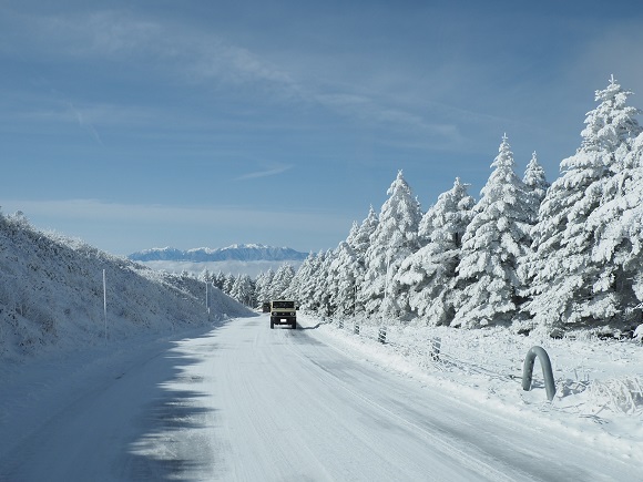 雪道と車