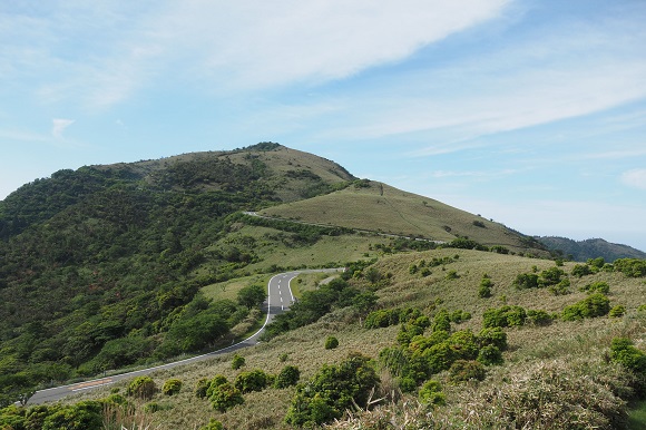 なだらかな山並みと道路