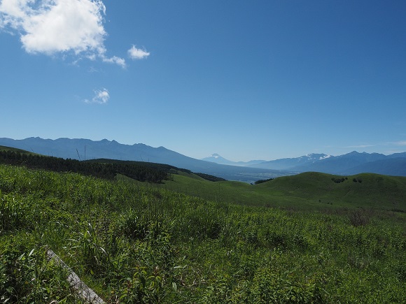 青空と山並み