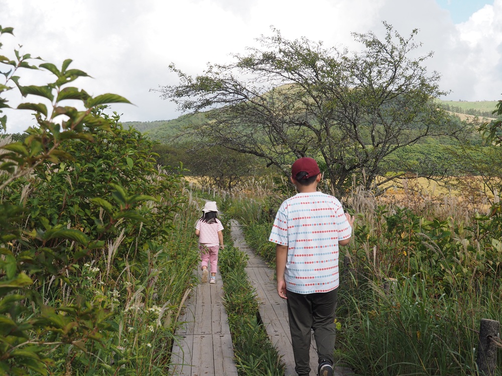 木道を歩く子供たち