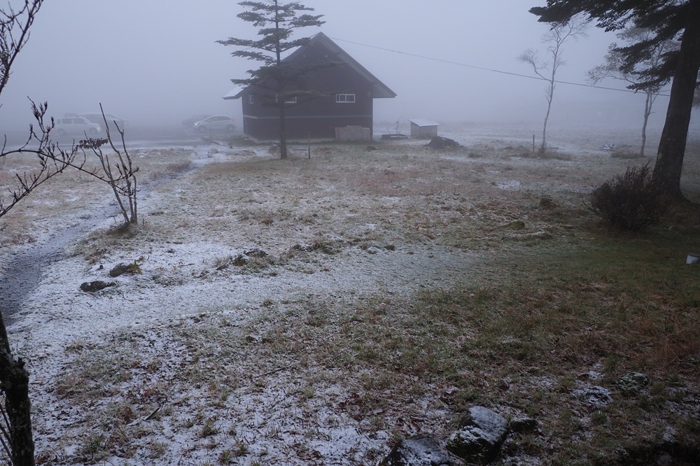 地面が雪で少し白い様子