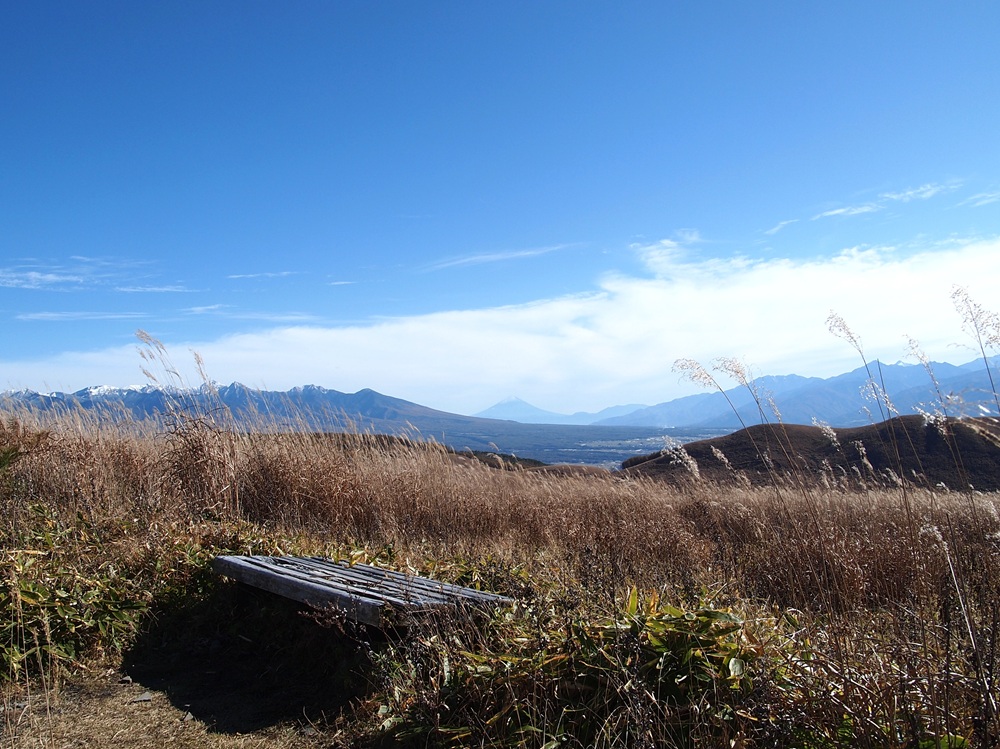 遊歩道の途中にあるベンチから眺める八ヶ岳や富士山、茅野市の町