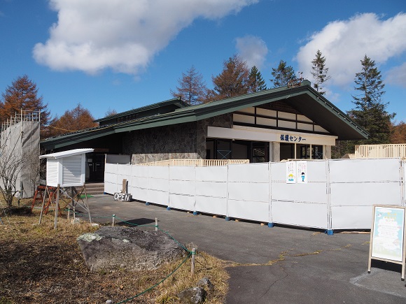 建設資材に囲まれたセンター