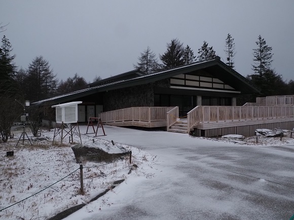 自然保護センターの建物と積雪