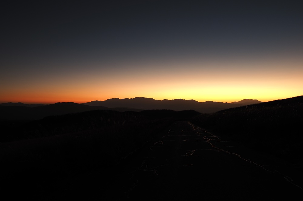 夕空と山々のシルエット