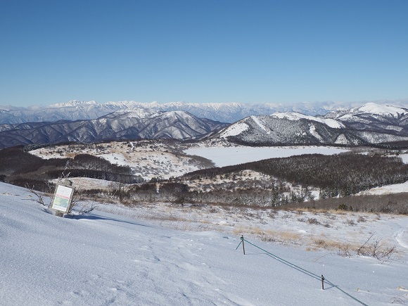 雪に覆われた山々