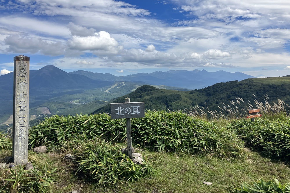 標高1,829mの北の耳頂上から見える、蓼科山や八ヶ岳の山並み
