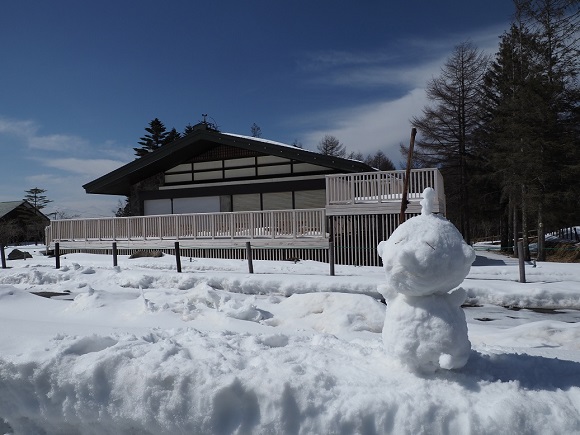 センター前にあらわれた雪だるま