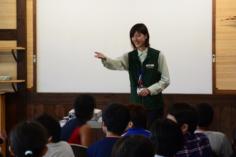 職員が子ども達に話をしている様子