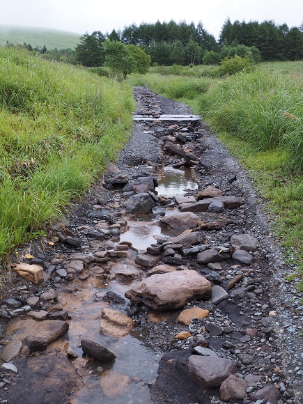 えぐれた道