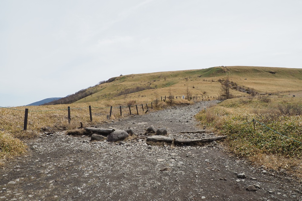 砂利の登山道となだらかな山