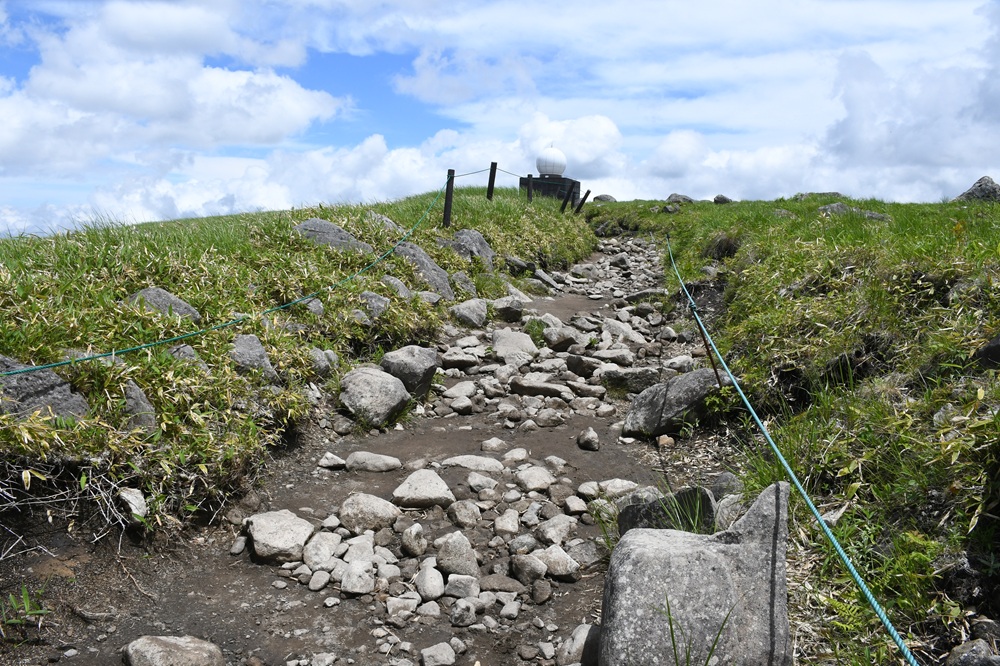 石がごつごつしている道